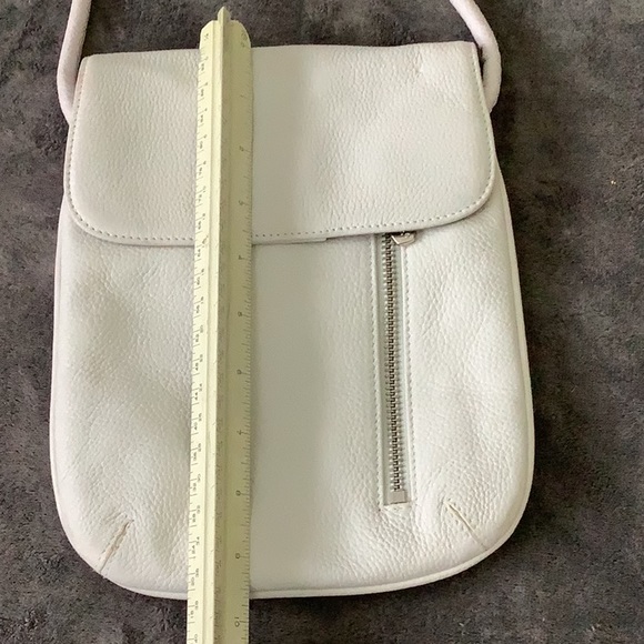 Misses/ladies white leather shoulder bag with multiple compartments - Picture 3 of 10